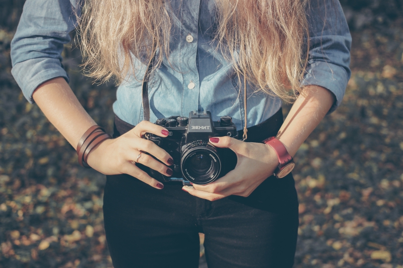 photographe-TOUET SUR VAR-min_hand-person-girl-woman-camera-photography-614-pxhere.com